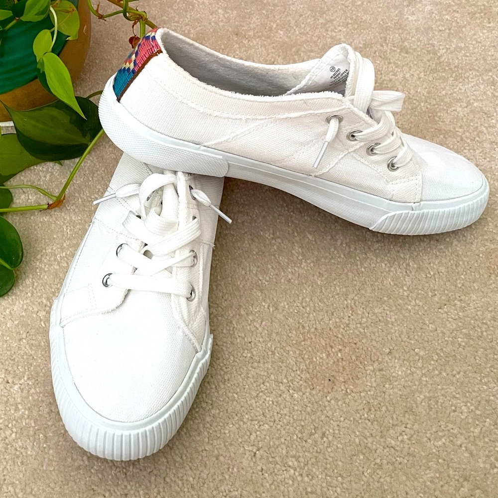 Size 10 white Tommy Bahama pull on sneakers